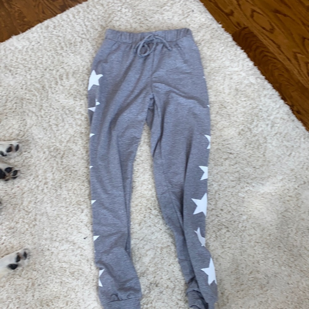such cute grey sweats w stars down both sides